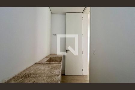 Casa à venda com 845m², 4 quartos e 6 vagas Casa à venda com 845m², 4 quartos e 6 vagasLavabo
