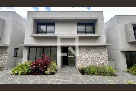 Casa à venda com 845m², 4 quartos e 6 vagas Casa à venda com 845m², 4 quartos e 6 vagasFachada