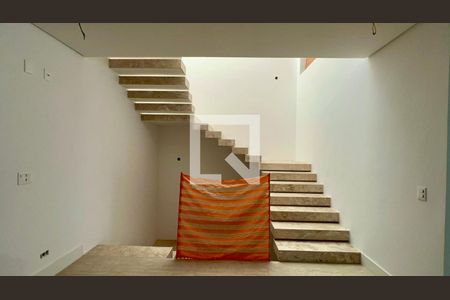 Casa à venda com 845m², 4 quartos e 6 vagas Casa à venda com 845m², 4 quartos e 6 vagasEscada acesso aos quartos