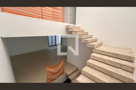 Casa à venda com 845m², 4 quartos e 6 vagas Casa à venda com 845m², 4 quartos e 6 vagasEscada acesso aos quartos