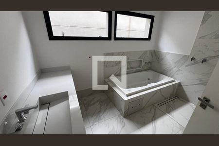 Casa à venda com 845m², 4 quartos e 6 vagas Casa à venda com 845m², 4 quartos e 6 vagasBanheiro quarto 3
