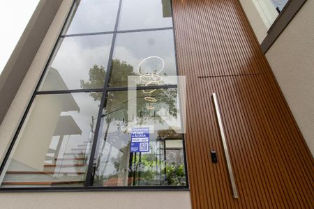 Casa de condomínio à venda com 275m², 3 quartos e 4 vagas Casa de condomínio à venda com 275m², 3 quartos e 4 vagasFachada