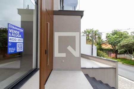 Casa de condomínio à venda com 275m², 3 quartos e 4 vagas Casa de condomínio à venda com 275m², 3 quartos e 4 vagasFachada