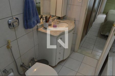 Casa de condomínio à venda com 210m², 4 quartos e 2 vagas Casa de condomínio à venda com 210m², 4 quartos e 2 vagasBanheiro da Suíte 1
