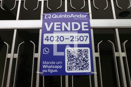 Casa à venda com 200m², 2 quartos e 2 vagasPlaca instalada no portão da fachada 