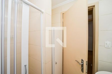 Banheiro de apartamento à venda com 1 quarto, 56m² em Passo da Areia, Porto Alegre