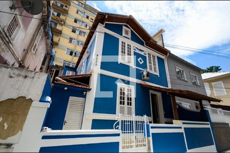 Casa para alugar com 220m², 7 quartos e 2 vagas Casa para alugar com 220m², 7 quartos e 2 vagasFachada