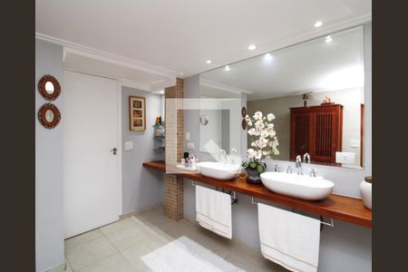 Casa à venda com 500m², 4 quartos e 6 vagasBanheiro da Suíte 2