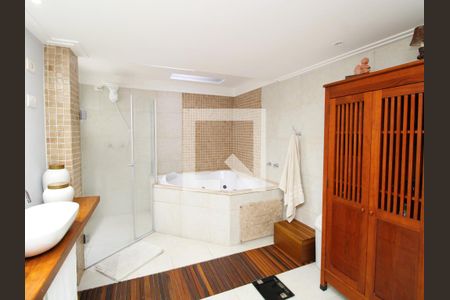 Casa à venda com 500m², 4 quartos e 6 vagasBanheiro da Suíte 2