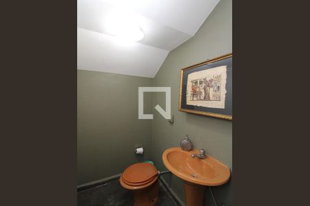 Casa à venda com 500m², 4 quartos e 6 vagasBanheiro de serviço