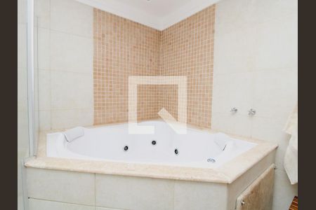 Casa à venda com 500m², 4 quartos e 6 vagasBanheiro da Suíte 2