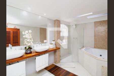 Casa à venda com 500m², 4 quartos e 6 vagasBanheiro da Suíte 2