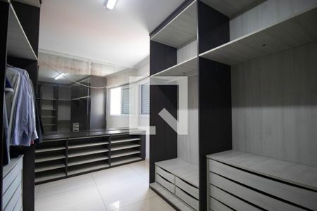 Apartamento à venda com 200m², 3 quartos e 2 vagas Apartamento à venda com 200m², 3 quartos e 2 vagasQuarto 2 closet