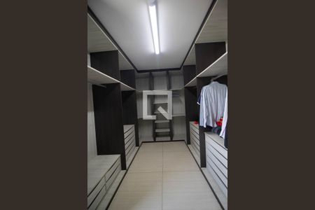 Apartamento à venda com 200m², 3 quartos e 2 vagas Apartamento à venda com 200m², 3 quartos e 2 vagasQuarto 2 closet