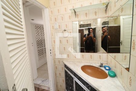 Banheiro de kitnet/studio para alugar com 1 quarto, 28m² em Jardim Guanabara, Rio de Janeiro