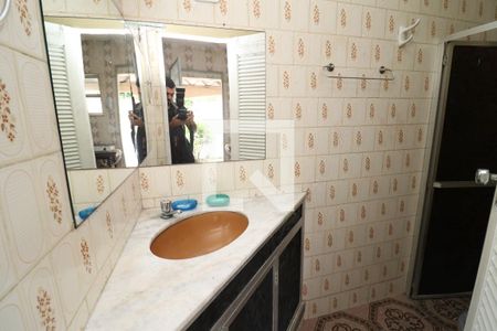 Banheiro de kitnet/studio para alugar com 1 quarto, 28m² em Jardim Guanabara, Rio de Janeiro