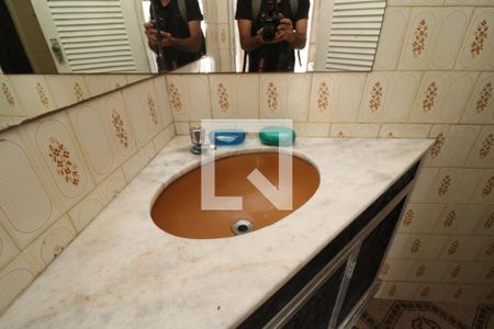 Banheiro de kitnet/studio para alugar com 1 quarto, 28m² em Jardim Guanabara, Rio de Janeiro