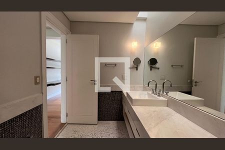 Casa à venda com 707m², 4 quartos e 10 vagasBanheiro da Suíte 2