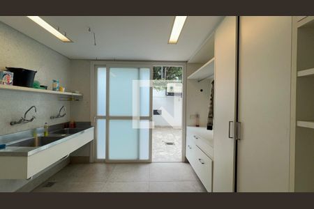 Casa à venda com 707m², 4 quartos e 10 vagasLavanderia