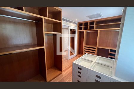Casa à venda com 707m², 4 quartos e 10 vagasCloset da suíte master