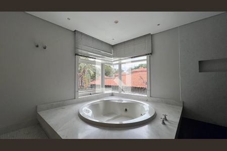 Casa à venda com 707m², 4 quartos e 10 vagasBanheiro da suíte master