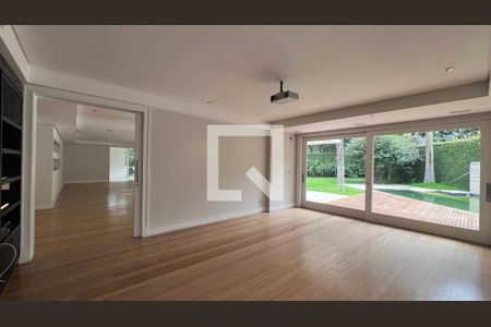 Casa à venda com 707m², 4 quartos e 10 vagasSala de TV