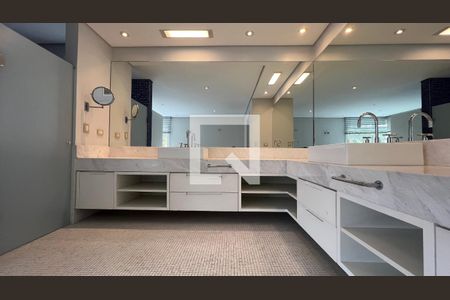 Casa à venda com 707m², 4 quartos e 10 vagasBanheiro da suíte master