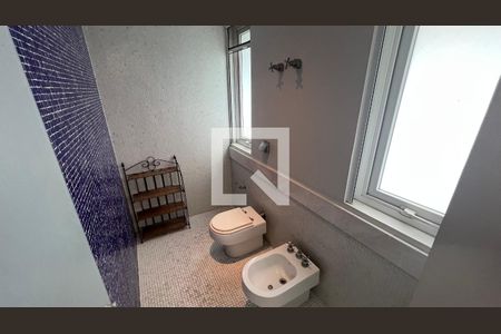 Casa à venda com 707m², 4 quartos e 10 vagasBanheiro da suíte master