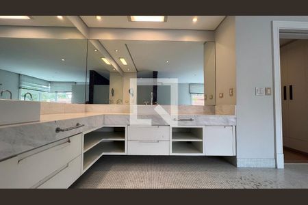 Casa à venda com 707m², 4 quartos e 10 vagasBanheiro da suíte master