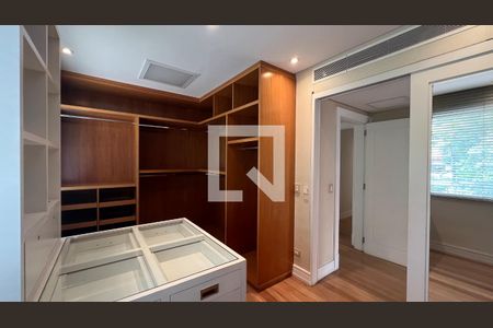 Casa à venda com 707m², 4 quartos e 10 vagasCloset da suite master