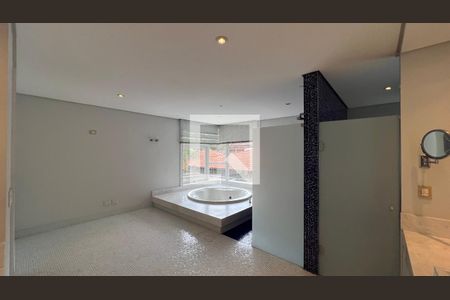 Casa à venda com 707m², 4 quartos e 10 vagasBanheiro da suíte master