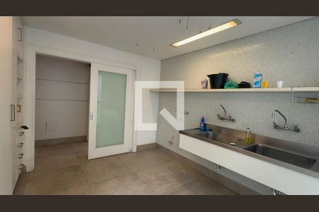 Casa à venda com 707m², 4 quartos e 10 vagasLavanderia
