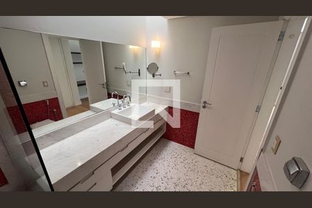 Casa à venda com 707m², 4 quartos e 10 vagasBanheiro da Suíte 1