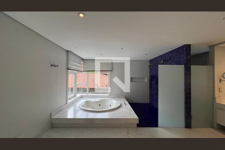 Casa à venda com 707m², 4 quartos e 10 vagasBanheiro da suíte master