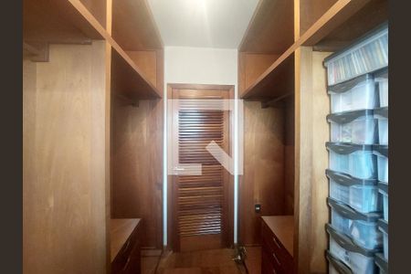 Casa à venda com 288m², 3 quartos e 4 vagas Casa à venda com 288m², 3 quartos e 4 vagasCloset - Quarto 2