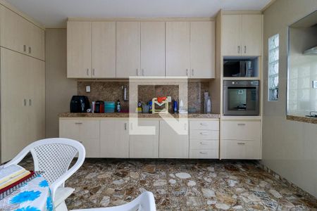 Casa à venda com 320m², 4 quartos e 2 vagas Casa à venda com 320m², 4 quartos e 2 vagasCozinha