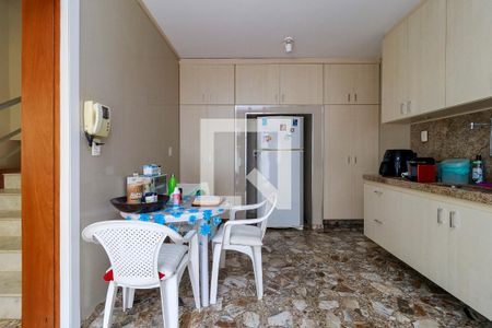 Casa à venda com 320m², 4 quartos e 2 vagas Casa à venda com 320m², 4 quartos e 2 vagasCozinha