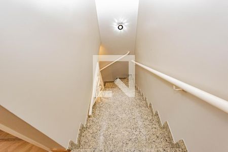 Casa à venda com 91m², 3 quartos e 2 vagas Casa à venda com 91m², 3 quartos e 2 vagasEscada