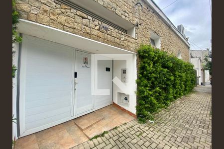 Casa à venda com 274m², 6 quartos e 1 vaga Casa à venda com 274m², 6 quartos e 1 vagaFachada