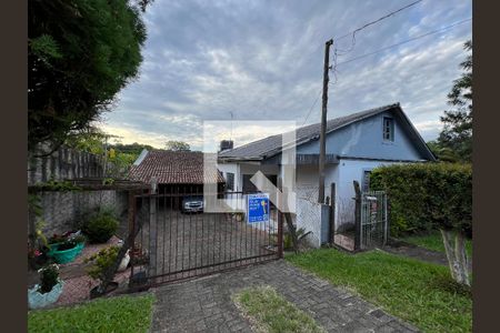 Casa à venda com 250m², 4 quartos e 2 vagas Casa à venda com 250m², 4 quartos e 2 vagasFachada