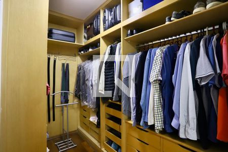 Apartamento à venda com 269m², 3 quartos e 3 vagas Apartamento à venda com 269m², 3 quartos e 3 vagasCloset do quarto 2