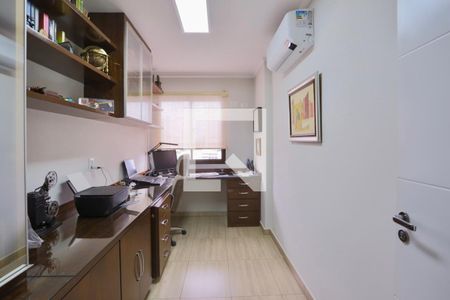 Apartamento à venda com 269m², 3 quartos e 3 vagas Apartamento à venda com 269m², 3 quartos e 3 vagasEscritório
