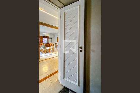 Casa à venda com 240m², 5 quartos e 2 vagasLavabo