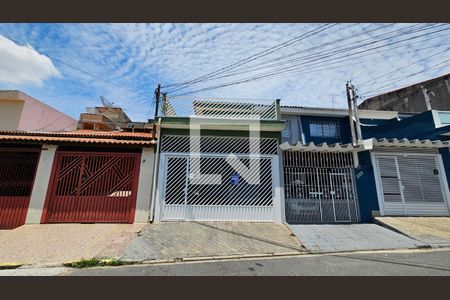 Casa à venda com 74m², 3 quartos e 2 vagas Casa à venda com 74m², 3 quartos e 2 vagasFachada