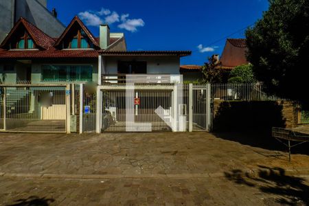 Casa à venda com 243m², 3 quartos e 3 vagas Casa à venda com 243m², 3 quartos e 3 vagasFachada