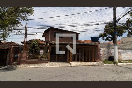 Casa à venda com 207m², 4 quartos e 2 vagas Casa à venda com 207m², 4 quartos e 2 vagasFachada