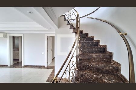 Apartamento à venda com 480m², 4 quartos e 5 vagas Apartamento à venda com 480m², 4 quartos e 5 vagasEscada