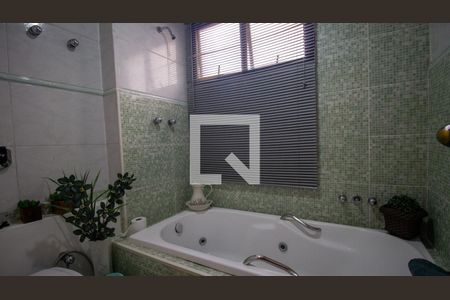 Apartamento à venda com 333m², 4 quartos e 3 vagas Apartamento à venda com 333m², 4 quartos e 3 vagasBanheiro da Suíte 1