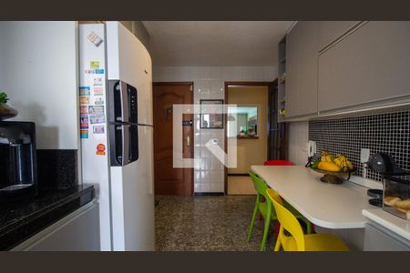 Apartamento à venda com 333m², 4 quartos e 3 vagas Apartamento à venda com 333m², 4 quartos e 3 vagasCozinha e Área de Serviço