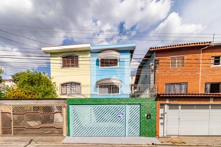 Casa à venda com 221m², 3 quartos e 4 vagas Casa à venda com 221m², 3 quartos e 4 vagasFachada